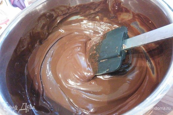 Для шоколадного крема нужно растопить на маленьком огне шоколад с маслом.