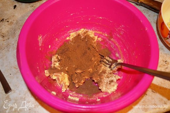 Тесто разделить на две равные части. В одну добавить какао-порошок и 150 г муки. Вымесить тесто в шар.