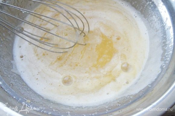Пока основа охлаждается, сделаем начинку. Яйца взбить с сахаром.