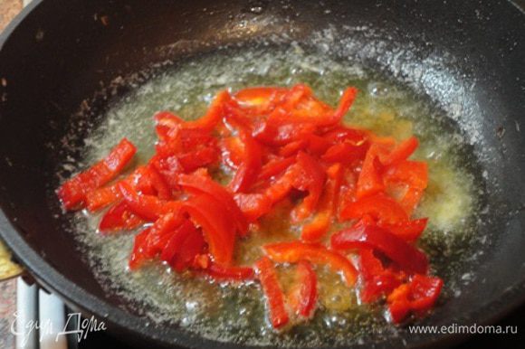 Болгарский перец потушить в смеси растительного масла (1 ст. л.) и сливочного.