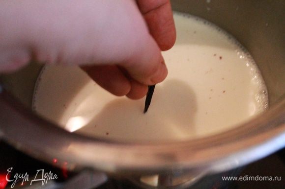 Молоко влить в сотейник, добавить шоколад (желательно горький), какао и разрезанный стручок ванили.