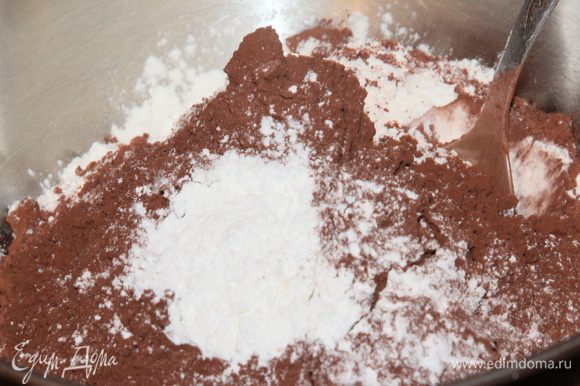 Подготавливаем сухую смесь: просеиваем муку, добавляем какао и разрыхлитель, перемешиваем.