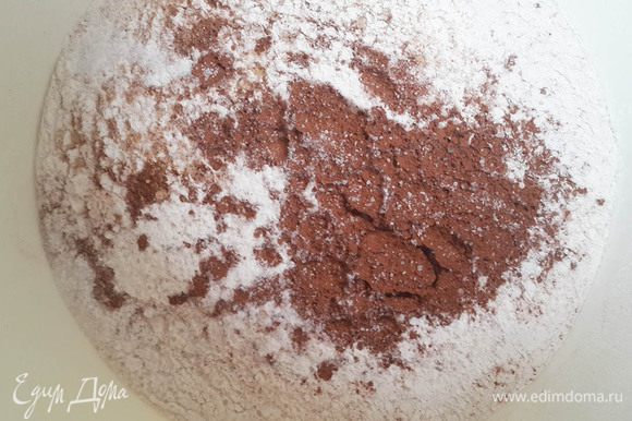 Большую часть муки просеять в большую миску (там и будем замешивать тесто). Просеять разрыхлитель, ванилин, имбирь и какао.