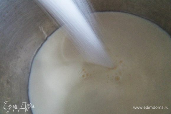 Нагреваем цельное молоко (из порошка не подойдёт), нужно именно топлёное.