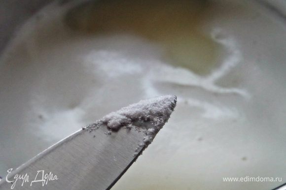 Растворяем сахар в молоке и добавим соду на кончике ножа.