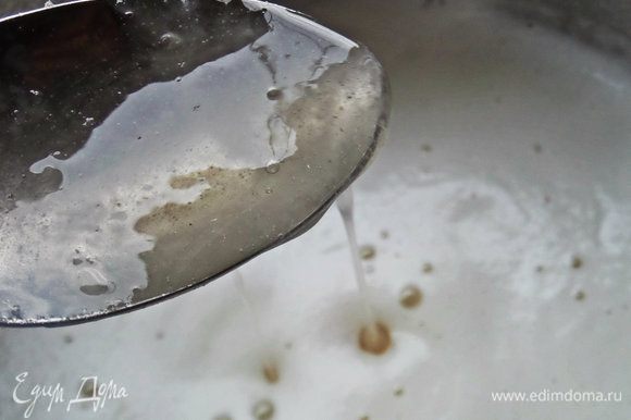 Теперь в горячее молоко с сахаром добавим 6-7 ст. л. сиропа, весь не понадобится.