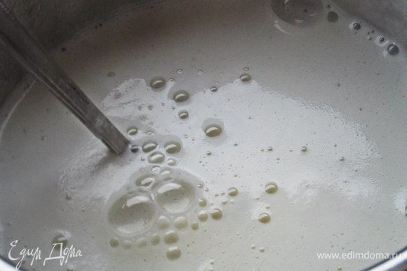 Продолжаем уваривать молочную смесь с сиропом до загустения, около часа.