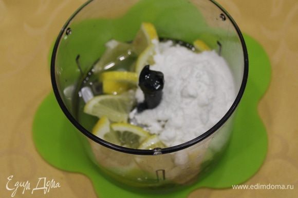 К полученному сиропу добавить нарезанный дольками лимон и сахарную пудру.