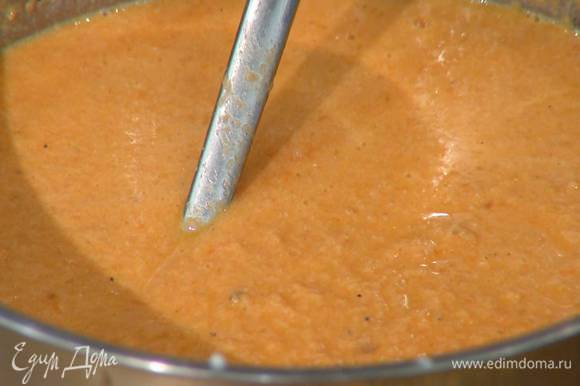 Оставшийся бульон процедить через сито и понемногу добавлять в суп, пока не получится нужная консистенция.