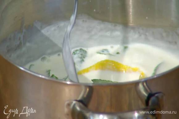 В подогретые сливки влить молоко с желатином, добавить листья мяты (немного мяты оставить) и все перемешать.