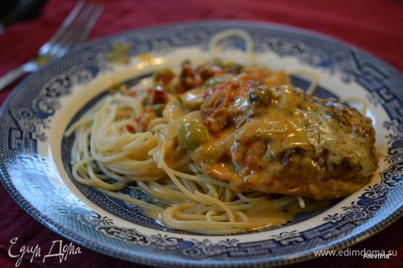 Приговим спагетти как сказано на упаковке, подаем к столу. С куриными бедрышками, соусом и сверху посыпать оставшимся протертым сыром. Приятного аппетита.