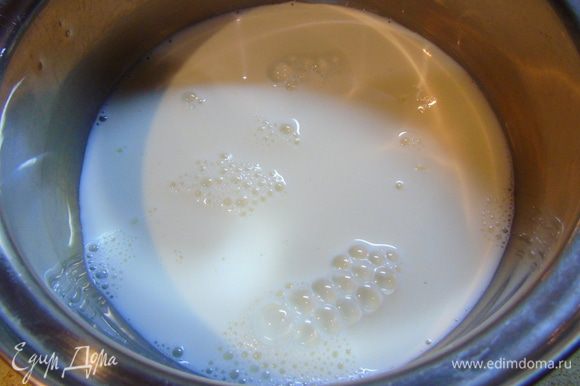 Готовим глазурь: желатином заливаем и даем постоять 15 минут. Молоко с сахаром доводим до кипения.
