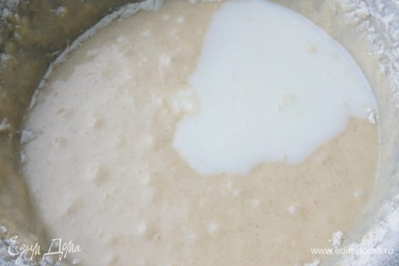 Теперь в тесто вводим сухие ингредиенты, попеременно с молоком. Перемешиваем до однородности.