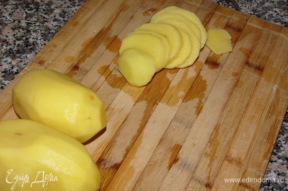 Для гарнира картофель чистим и нарезаем как вам больше нравится.