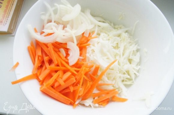 Капусту нарезать соломкой, морковь тонкими полосками, лук полукольцами. Все помять руками, полить лимонным соком, добавить щепотку сахара и перемешать. Убрать салат в холодильник на 10-15 минут, чтобы слегка промариновался.