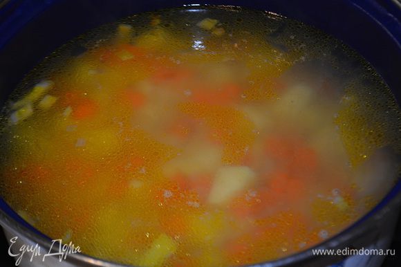 Переложить овощи в кастрюлю и залить водой или бульоном. Варить до готовности картофеля. Воды добавляем по вкусу, смотря какой густоты вы любите суп.