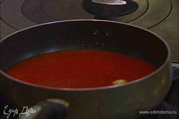 Разогреть в сковороде 2–3 ст. ложки оливкового масла, добавить раздавленный чеснок, затем помидоры и уваривать соус на медленном огне в течение 15 минут, чтобы он слегка загустел.