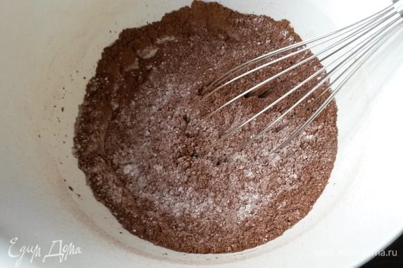 Смешиваем сухие ингредиенты: сахарную пудру, какао, соль и корицу.