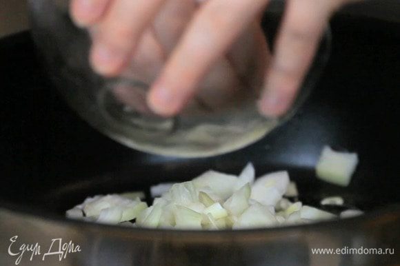 Обжарить лук и чеснок на кокосовом масла 5-8 минут.