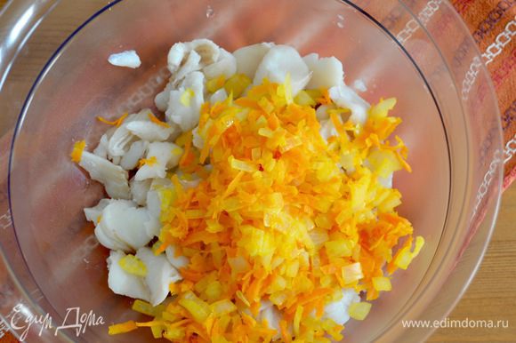 Небольшую морковь (или половину большой) натереть на крупной терке, лук мелко нарезать. Обжарить на растительном масле пару минут лук, затем добавить к нему морковь и обжарить еще 1-2 минуты. Добавить морковь с луком к рыбе.