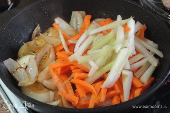 В этой же сковороде на оставшемся жире обжарить овощи. Добавьте туда же сахар, соль, гвоздику, перец горошком и винный уксус. Потушите 1 минуту.