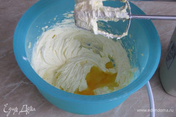 В отдельной миске взбить масло с сахарной пудрой и ванильным сахаром. Добавить по одному желтки, цедру и сок лимона.