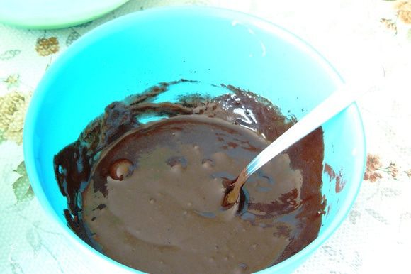 Для шоколадного теста отливаем половину белого и добавляем в него чайную ложку какао. Вымешиваем.