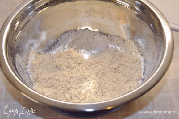 Включить разогреваться духовку до 180°C. В миску налить растительное масло, просеять туда перемешанную с разрыхлителем и солью муку. Растереть до мелкой крошки.