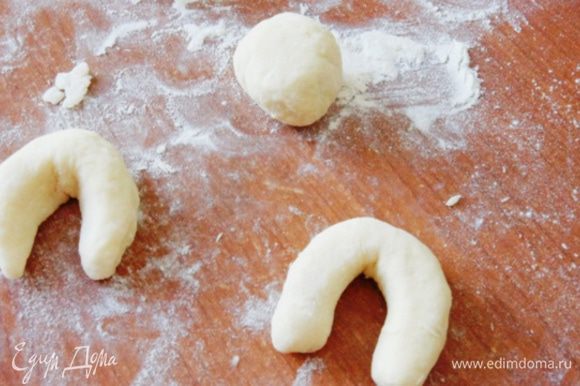 Разделить тесто на шарики, размером с грецкий орех. Раскатать колбаску и свернуть колечком или рогаликом.