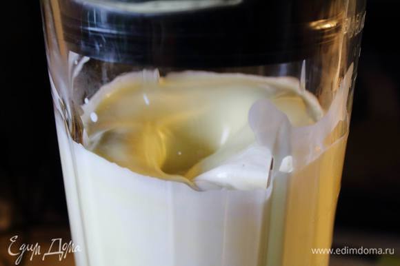 В блендере или миксером взбить сливки, добавить и продолжить взбивать сахар и сметану. Тонкой струйкой влить молоко с желатином.