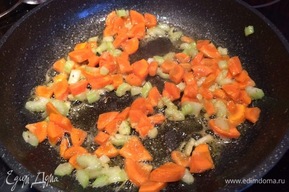 Влейте немного оливкового масла на сковороду и обжаривайте сельдерей и морковь 2-3 минуты...