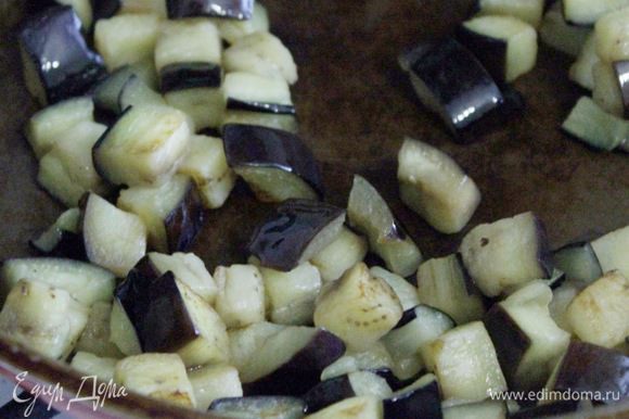 Баклажан порезать кубиками, посыпать солью и оставить минут на 10. Промыть баклажаны, откинуть на дуршлаг, чтобы стекла жидкость. Затем обжарить на оливковом масле.