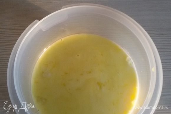 Отделить желток от белка. Желток взбить с молоком и щепоткой соли.