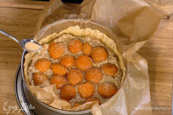 Посыпать абрикосы оставшимся сахаром и выпекать тарт в разогретой духовке 30 минут.