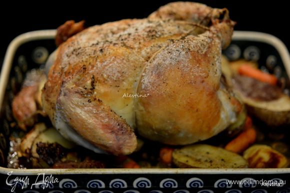 Поставить в духовку на 1-1,5 часа. Если курица больше весом и температура ниже, как у меня 200°C, то по времени она готовится дольше. Но при этом не горит и корочка у нее получается хрустящая. При температуре 230°C курица готовится около 1 часа.