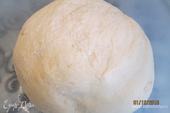 Замешиваем тесто: (все ингредиенты берем теплые) в молоко добавляем сахар, яйцо, соль и муку (пару столовых ложек оставить). Замешиваем тесто и оставляем его отдохнуть на 10. Я делала замес в хлебопечке. Далее, через 10 минут замеса добавляем оставшуюся муку и размягченное сливочное масло. Замешиваем мягкое, эластичное тесто. Плотно закрываем ёмкость с тестом и убираем в холодильник на 10-12 часов.