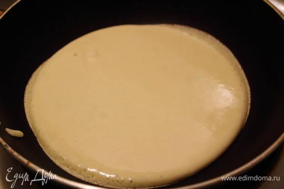 В разогретую сухую сковороду вливаем порционно тесто.