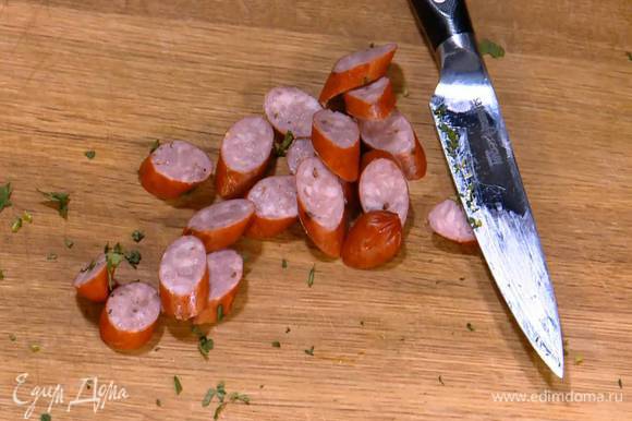 Колбаску нарезать небольшими кружками.