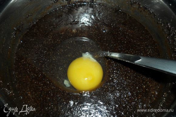 Готовим начинку: мак и изюм заливаем кипятком и оставляем на 15 минут. Сливаем воду и откидываем на сито, взбиваем в блендере, добавляя понемногу сахар, в принципе можно и вовсе обойтись без сахара, так как изюм и так достаточно сладкий. Если начинка очень густая, добавляем яйцо.