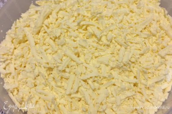 Начинка: сыр натереть на крупной терке. Имеретинский сыр можно заменить на сулугуни.