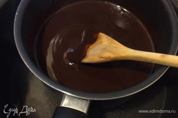 Масло и шоколад растопить на водяной бане.