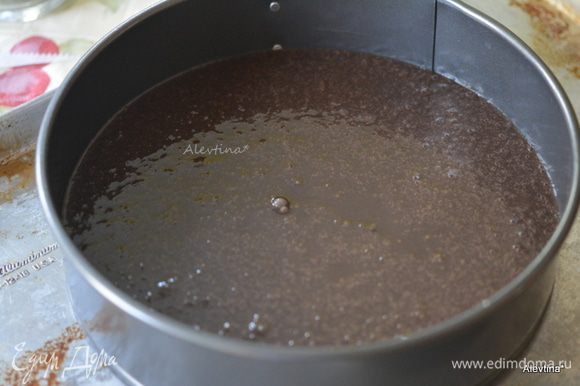 Духовку разогреть до 180°C. Тесто вылить в приготовленную форму. Поставить в духовку на 45 мин.