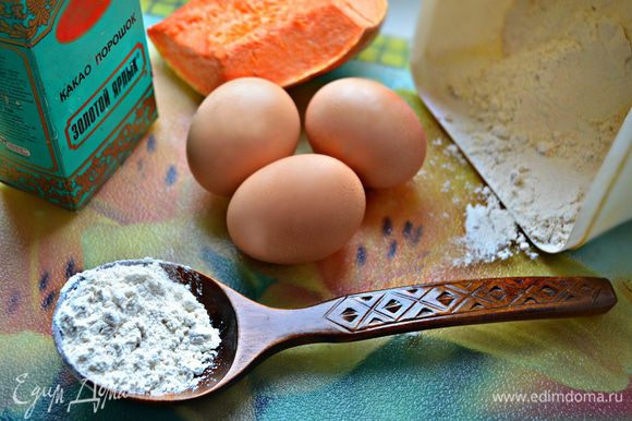 Подготовьте продукты. Яйца, масло и кефир выньте из холодильника заранее, чтобы они были комнатной температуры. Я использовала некрупные яйца, а кефир жирностью 3,5%.