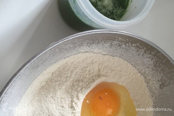 Для начала возьмём весь шпинат и немного буквально несколько минут "поварим" его в небольшом количестве воды. Окрашенную воду сливаем в ёмкость, добавляем туда горсть шпината и пюрируем блендером. Шпинат отставляем пока. В миску просеиваем муку с солью, разбиваем яйцо, начинаем замешивать тесто. Постепенно добавляем шпинатную воду. Нам нужно вымесить мягкое, но достаточно упругое пельменное тесто.