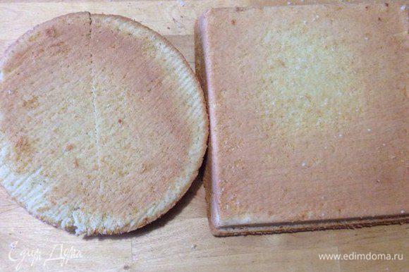 Когда бисквит готов, достаем его и даем остыть. Достаем бисквит из форм и разрезаем вдоль на равное количество коржей, у меня получилось по два. Круглый бисквит разрезаем пополам.