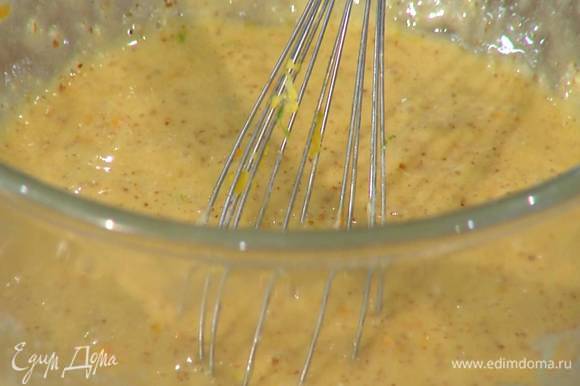 Яичную массу влить к муке с миндалем, добавить всю цедру и вымешать тесто.