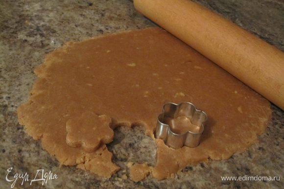 Охлажденное тесто раскатать в пласт (если готовить печенье-сэндвич, то пласт 3-5 мм, если обычное печенье, то пласт теста лучше сделать 8 мм) и вырезать формочками печенье.