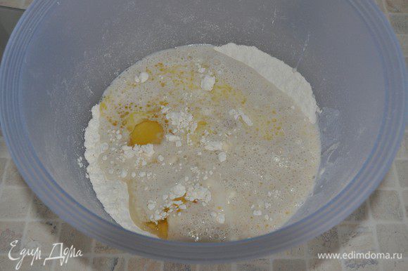 В большую миску просеять чуть больше половины муки, добавить соль, остывшее сливочное масло, яйца и разведенные в молоке дрожжи.