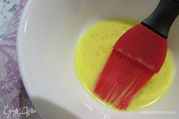 В миске размешать желток с молоком.