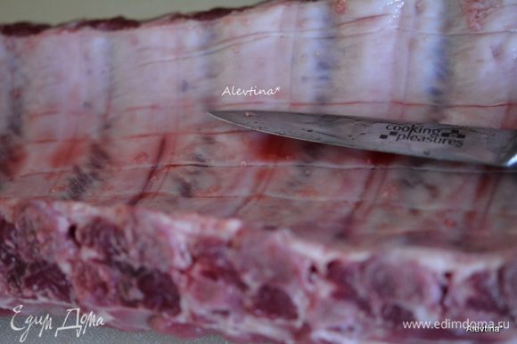 Свиные ребра помыть, пройтись острым ножом со стороны кости, так чтобы были видны разрезы как на фото.